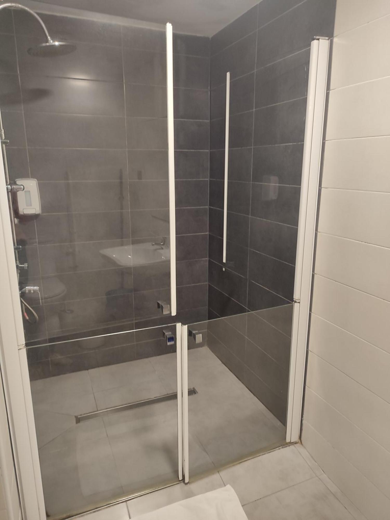 Bilbao Metropolitan Hostel By Bossh Hotels Ngoại thất bức ảnh